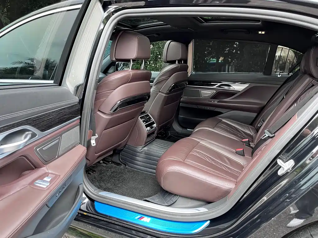 BMW 7 Series — миниатюра 9