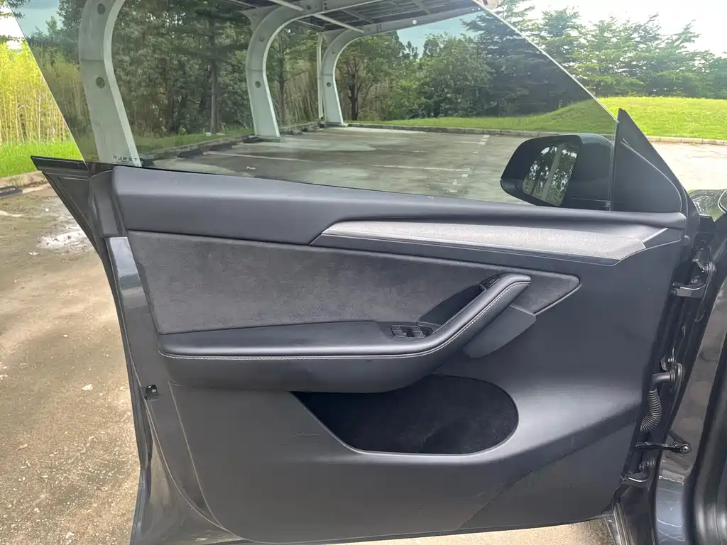Tesla Model Y — миниатюра 11