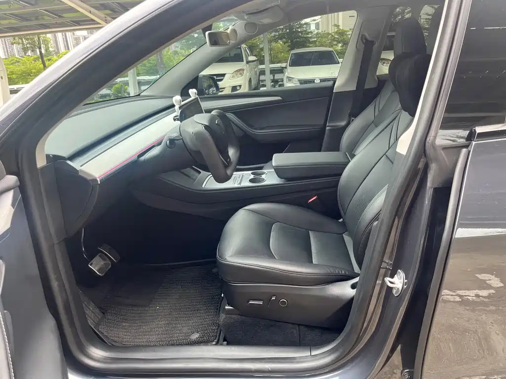 Tesla Model Y — миниатюра 12