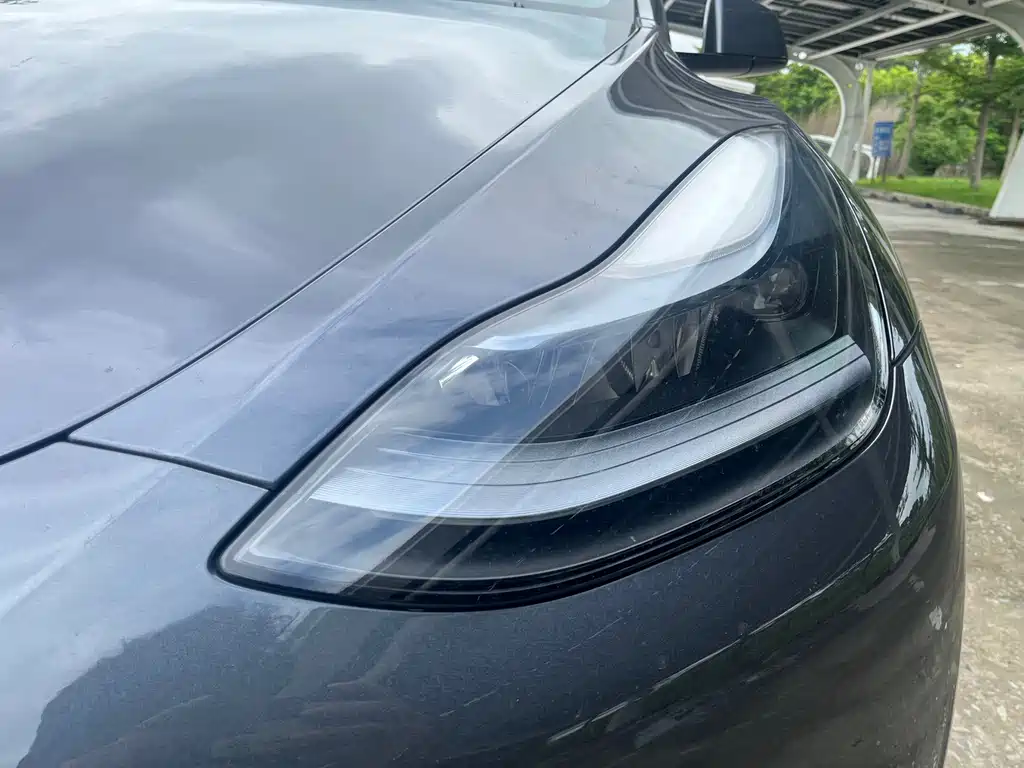 Tesla Model Y — миниатюра 9