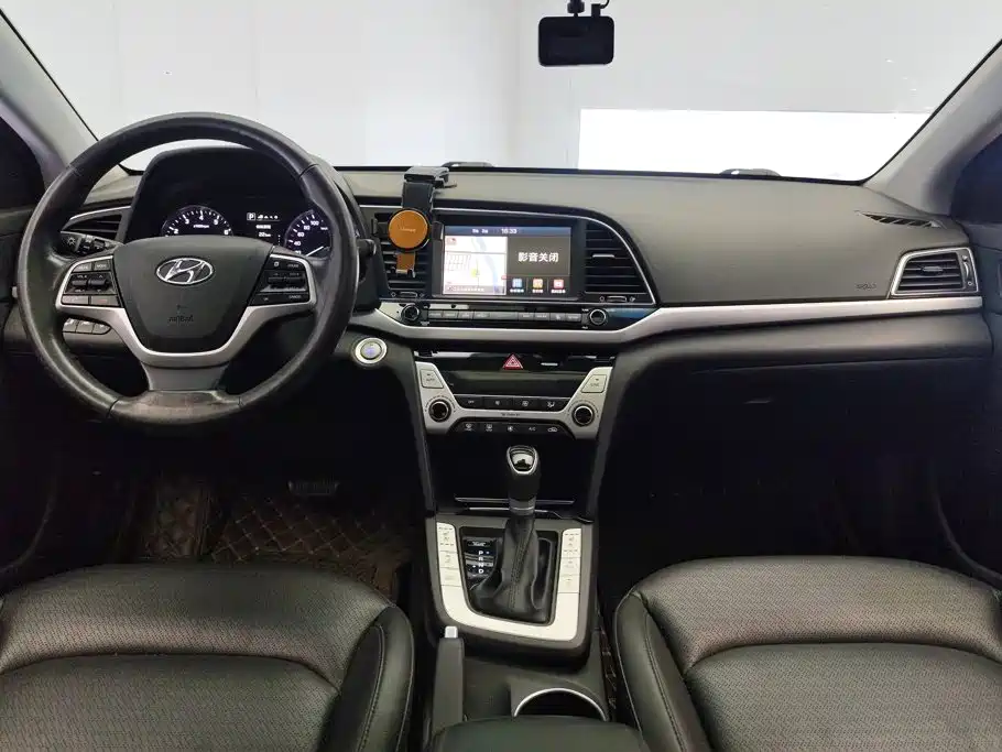 Hyundai Elantra — миниатюра 12