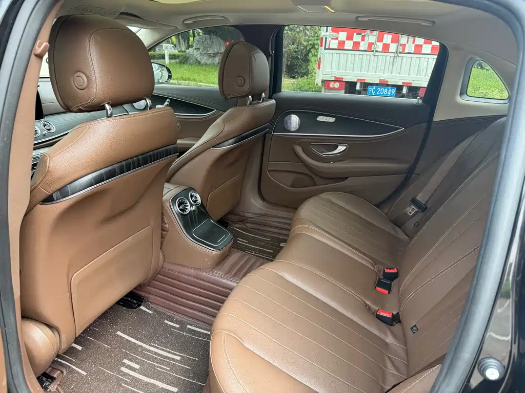 Mercedes-Benz E-Class — миниатюра 7