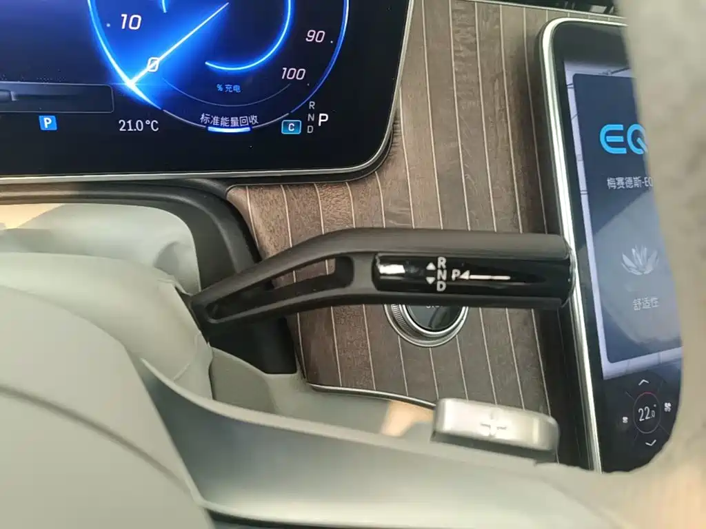 Mercedes-Benz EQE SUV — миниатюра 14