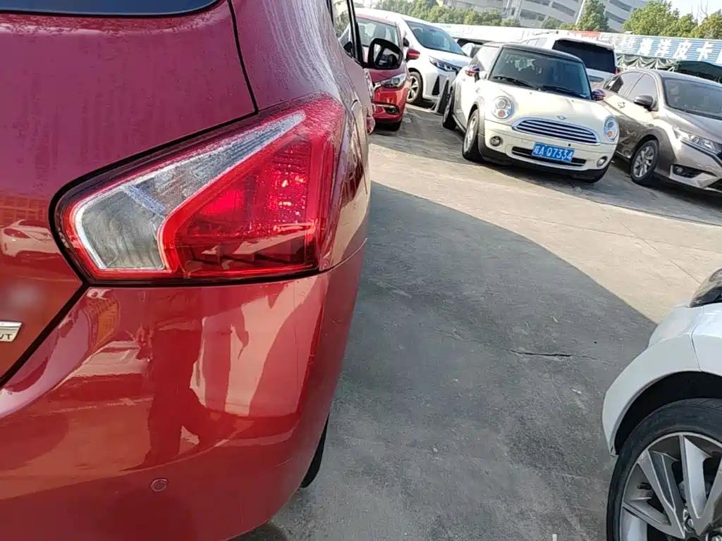 Nissan Tiida — миниатюра 8