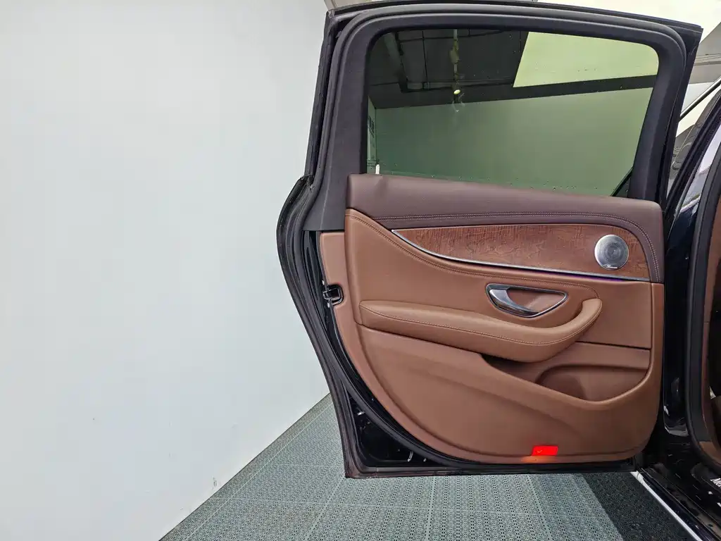Mercedes-Benz E-Class — миниатюра 14