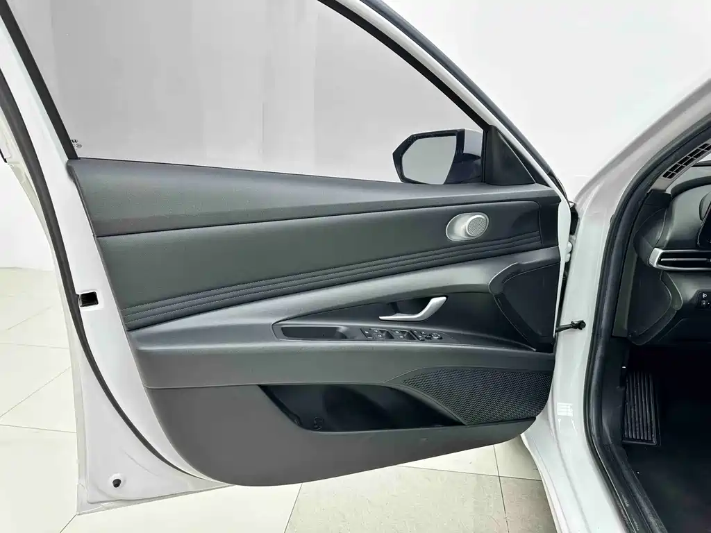 Hyundai Elantra — миниатюра 7