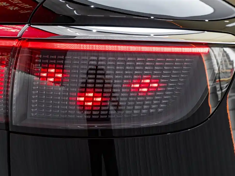 Aito M8 2025 Max+ 53.4kWh 5 мест (192 ）