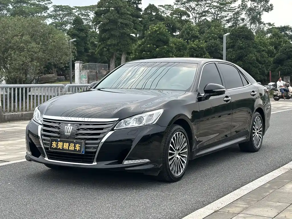 Toyota Crown — миниатюра 3