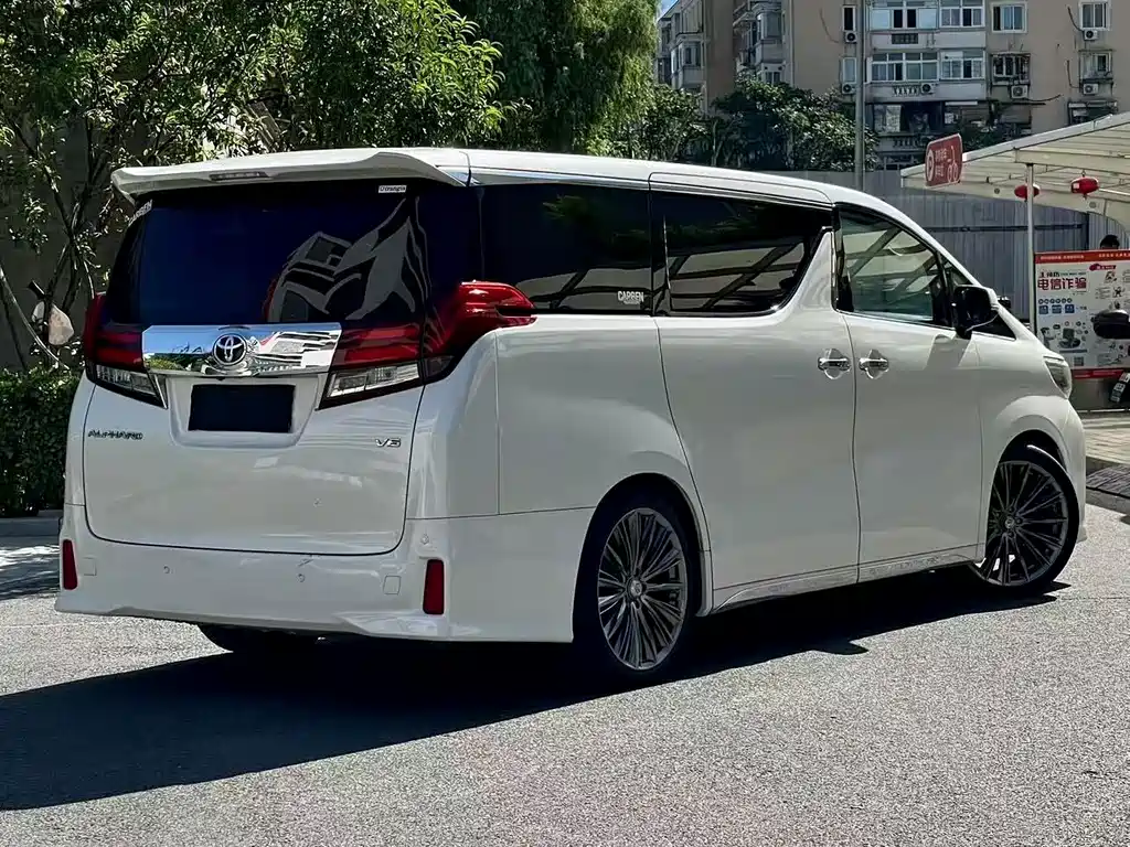 Toyota Alphard — миниатюра 3
