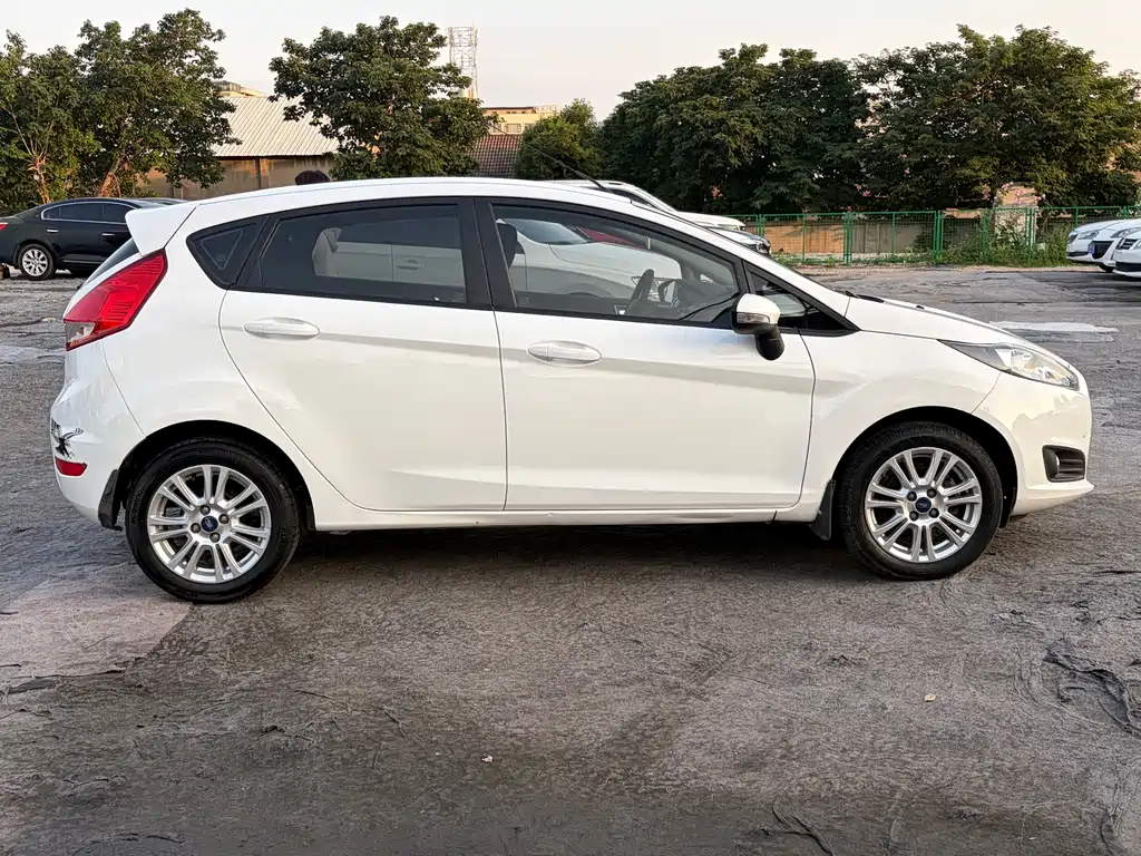 Ford Fiesta 2013 1.5L AT Fashion