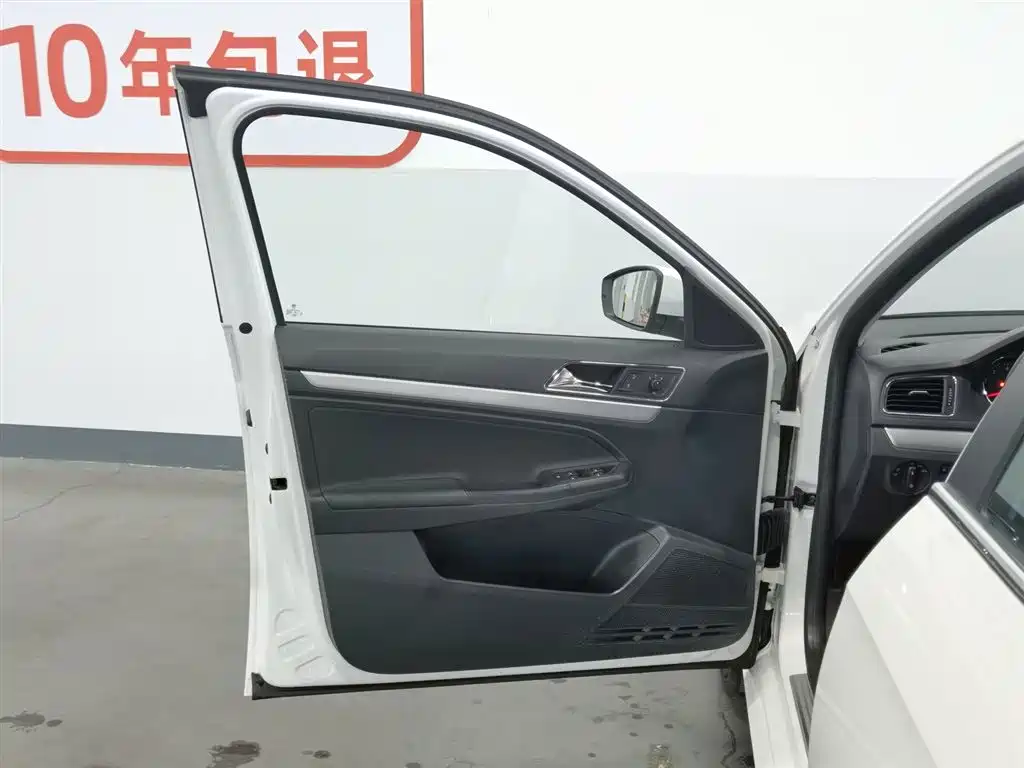 Volkswagen Gran Lavida 2015 1.6L AT Comfort
