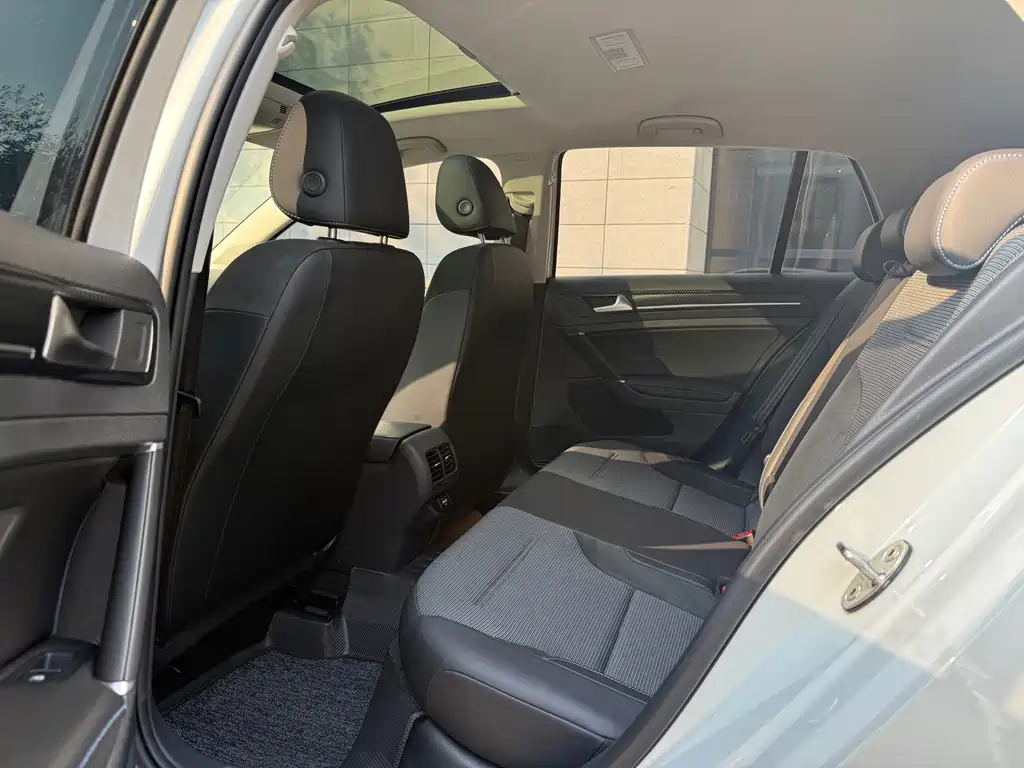 Volkswagen Golf EV — миниатюра 11