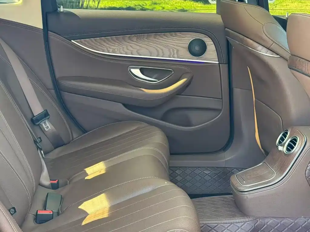Mercedes-Benz E-Class — миниатюра 5