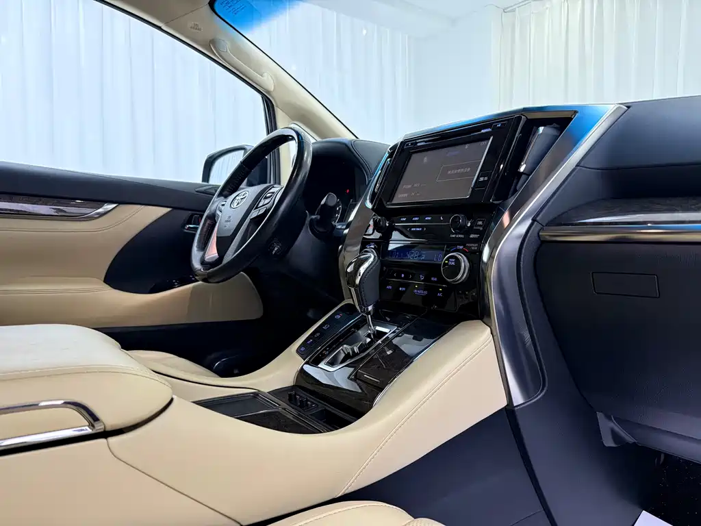 Toyota Alphard — миниатюра 11