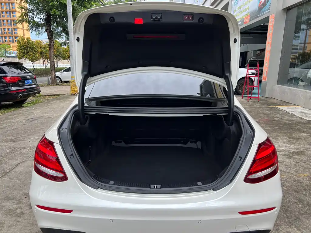 Mercedes-Benz E-Class — миниатюра 10