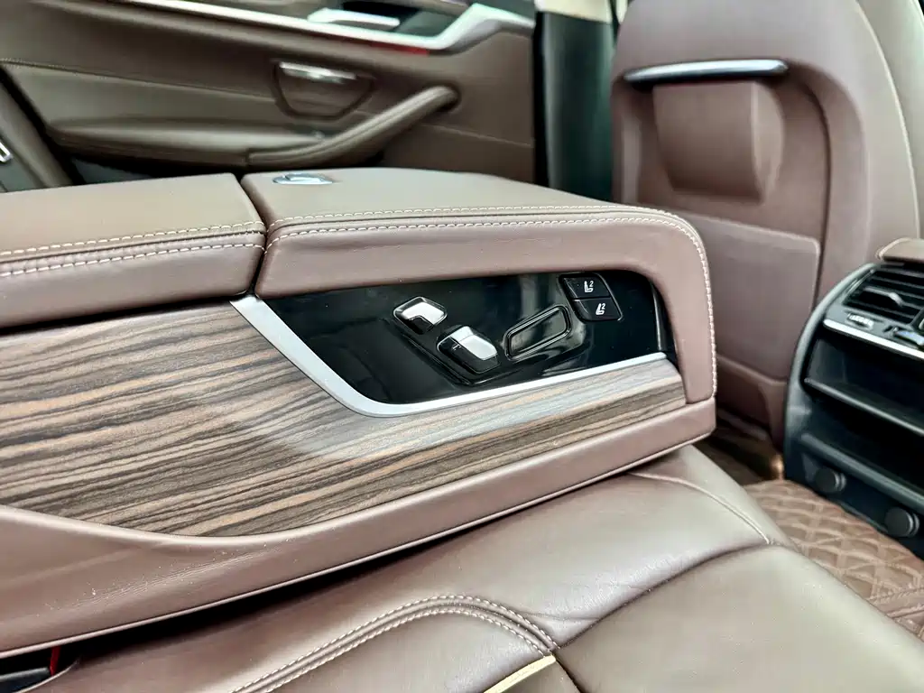 BMW 5 Series — миниатюра 12