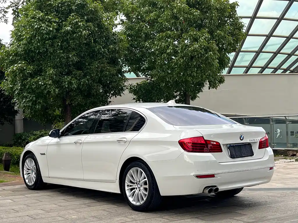 BMW 5 Series — миниатюра 9