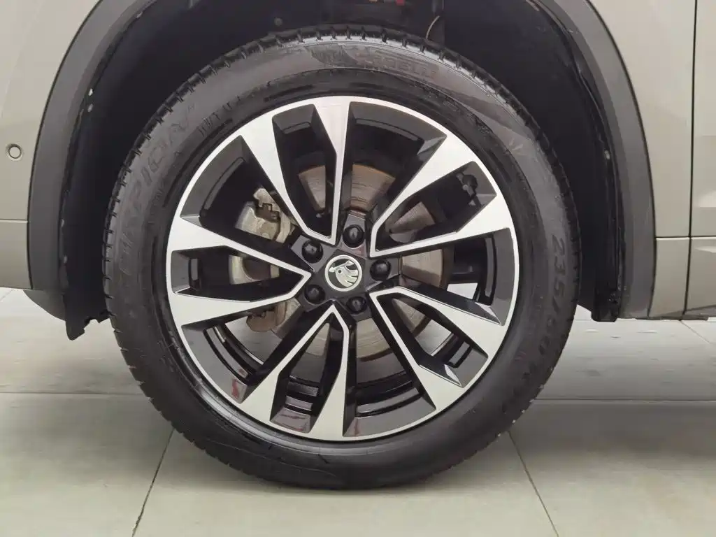 Skoda Kodiaq 2023 Silver/gray из Китая, фото 2