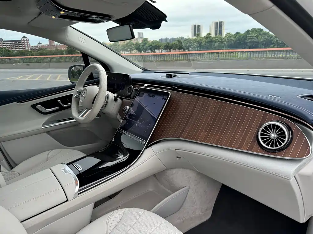 Mercedes-Benz EQE SUV — миниатюра 15