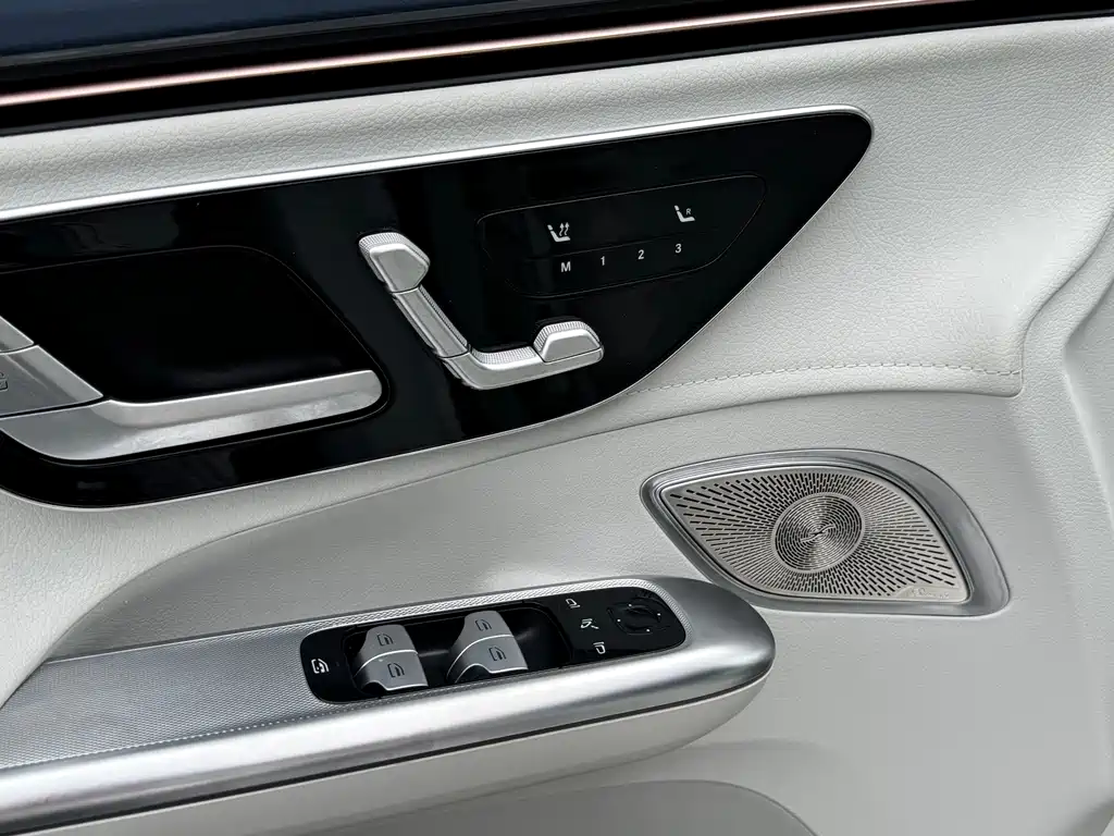 Mercedes-Benz EQE SUV — миниатюра 12