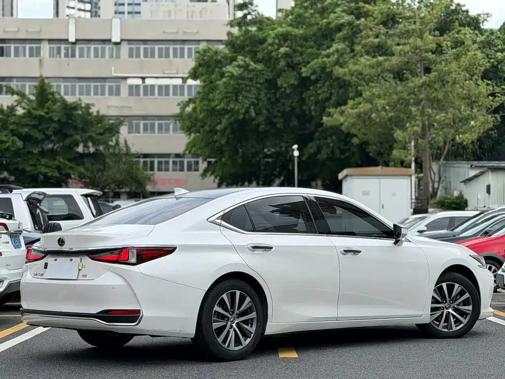 Lexus ES — миниатюра 12
