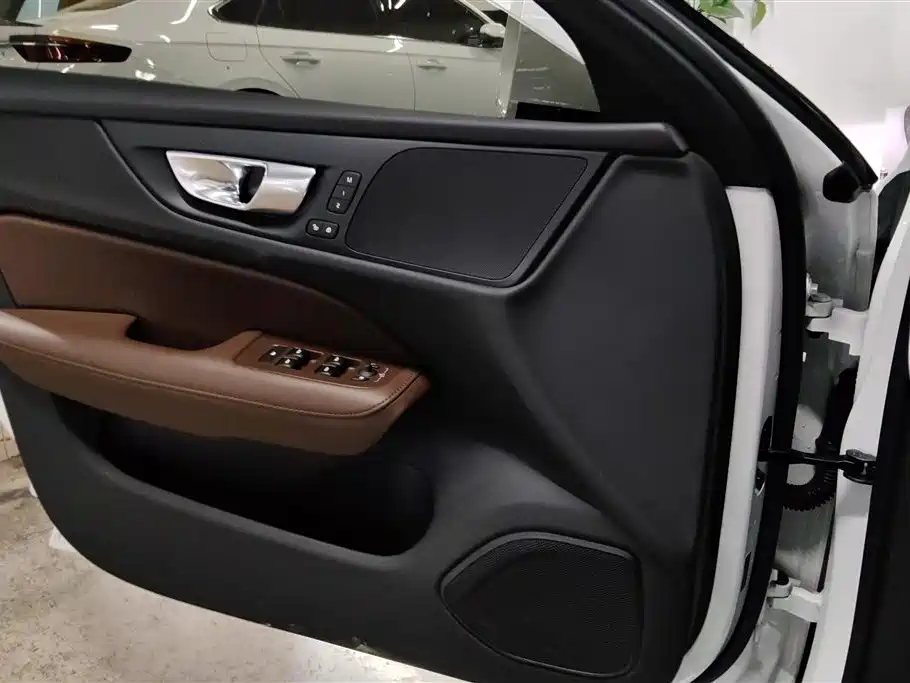 Volvo S60 2026 B4 Luxury