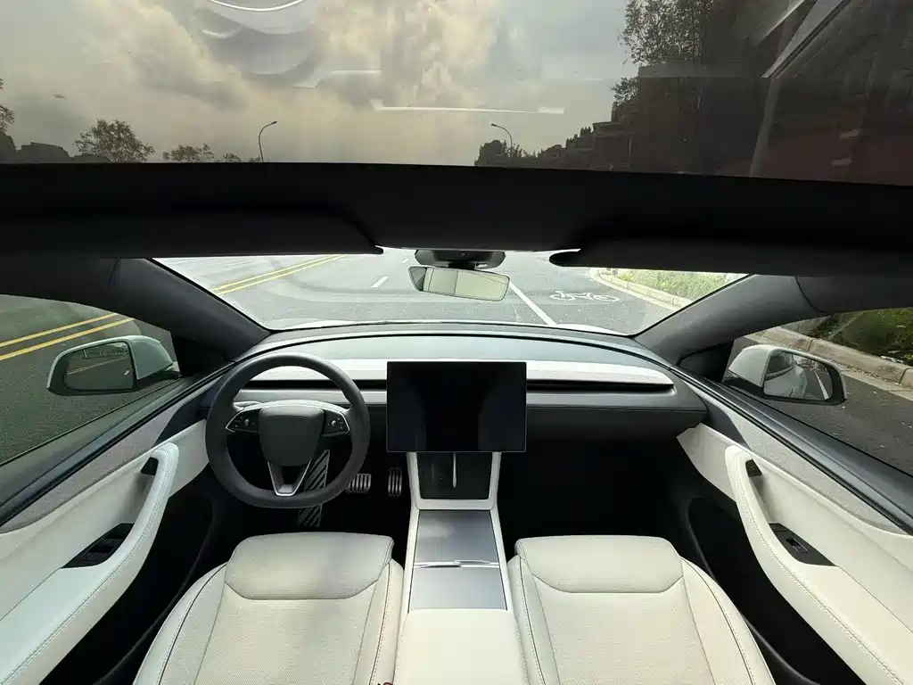 Tesla Model Y L — миниатюра 5