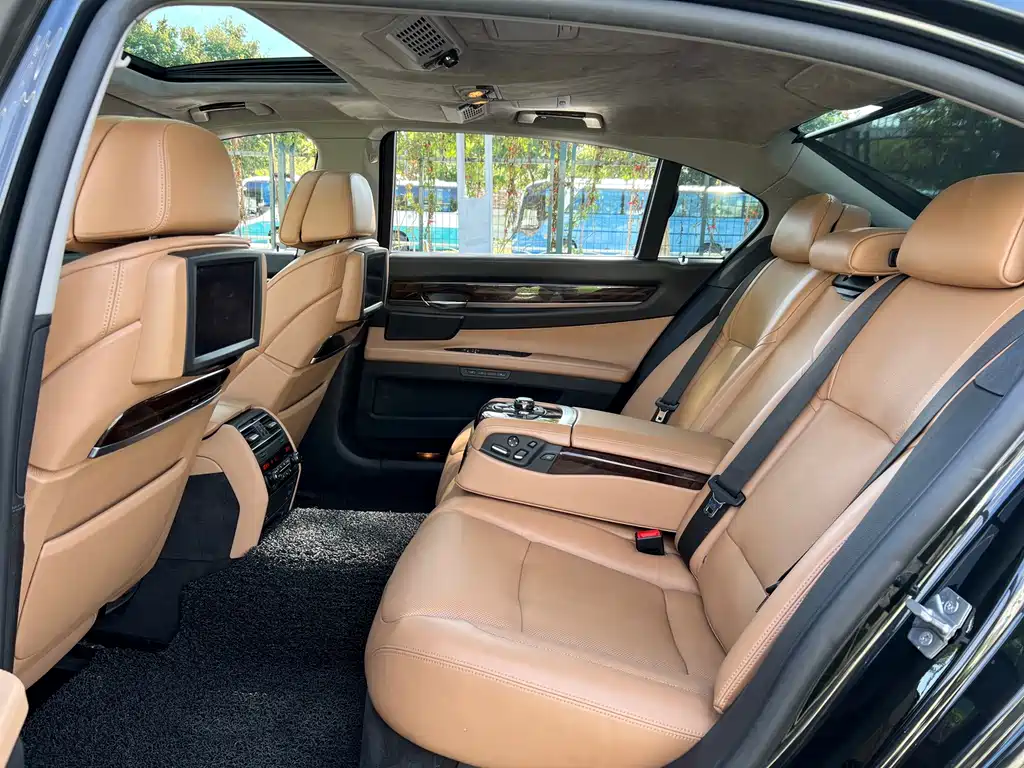 BMW 7 Series — миниатюра 14