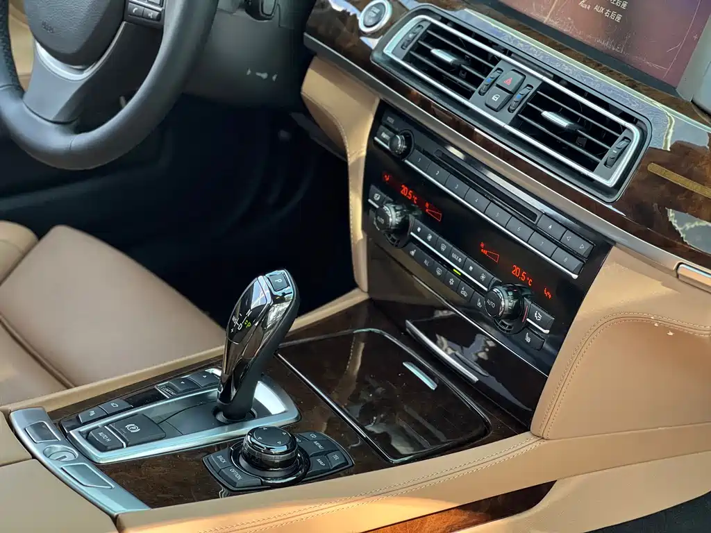 BMW 7 Series — миниатюра 13
