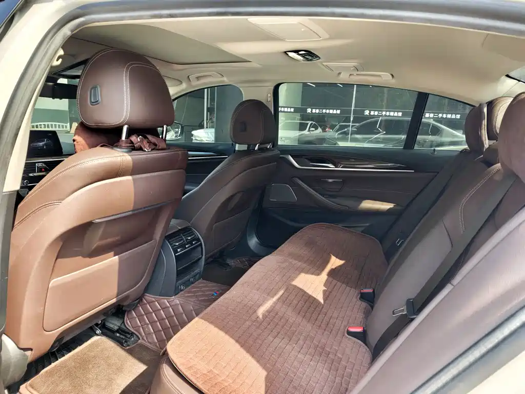 BMW 5 Series — миниатюра 7