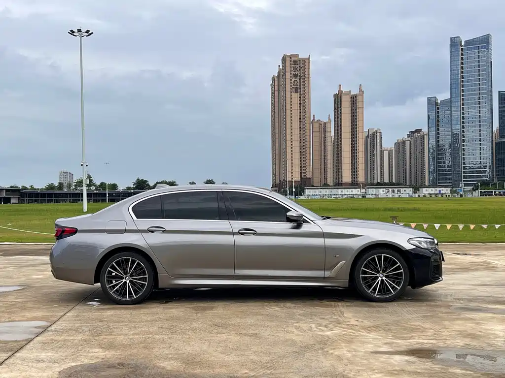 BMW 5 Series — миниатюра 7