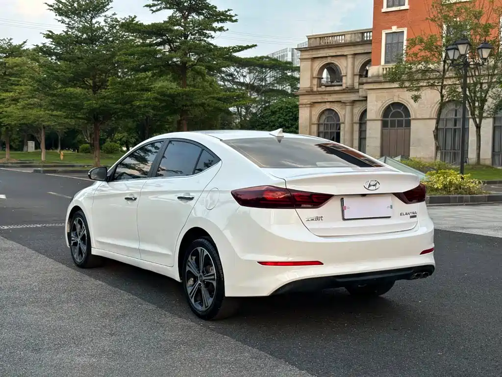 Hyundai Elantra — миниатюра 16