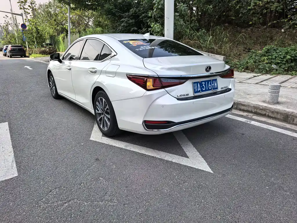 Lexus ES — миниатюра 10