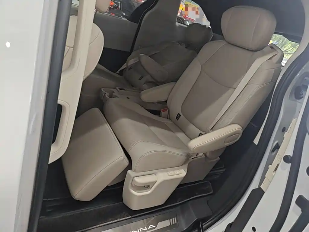 Toyota Sienna — миниатюра 17