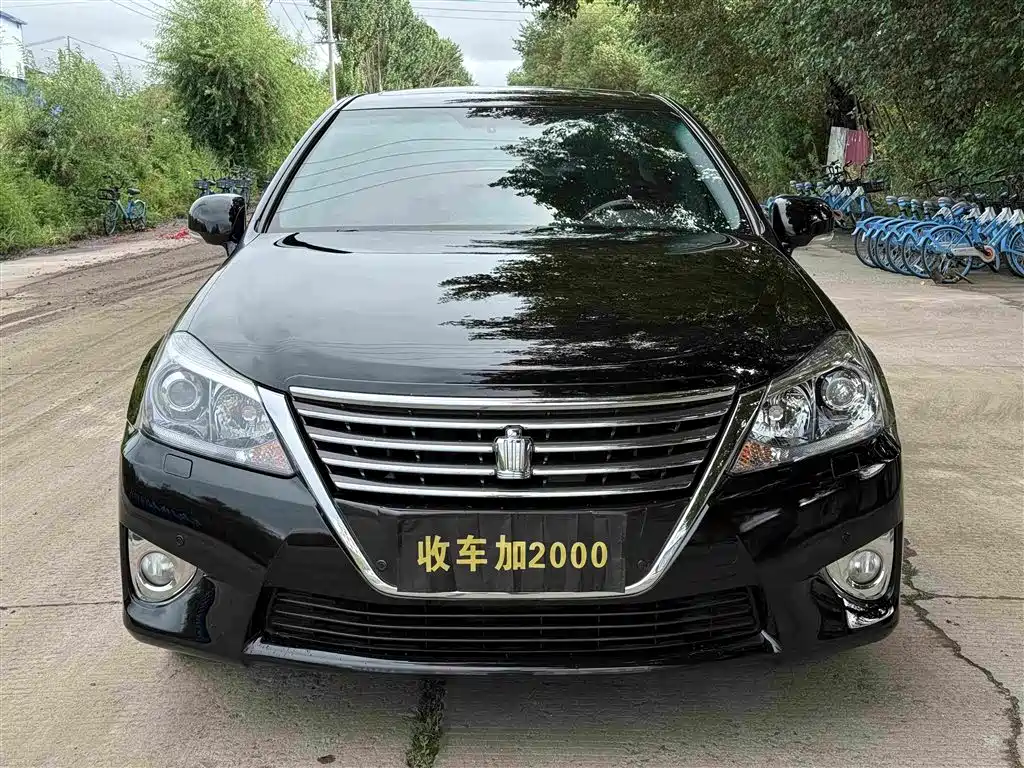 Toyota Crown — миниатюра 2