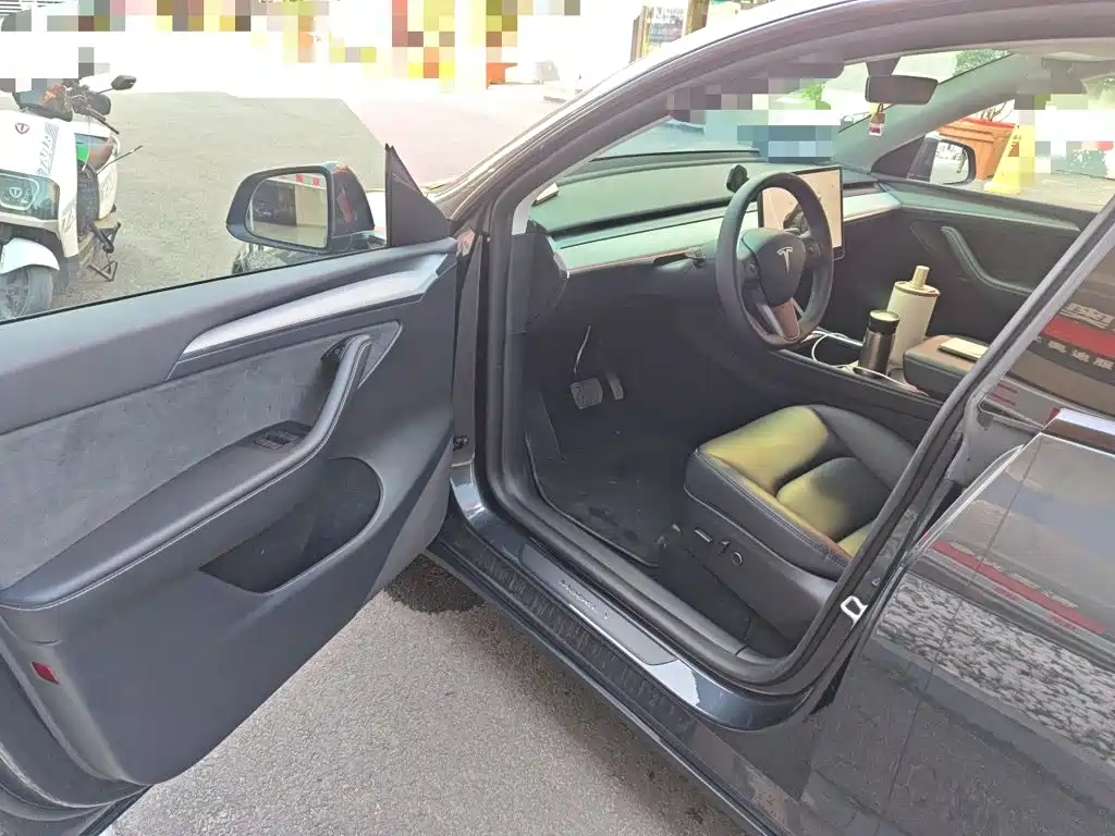 Tesla Model Y — миниатюра 17