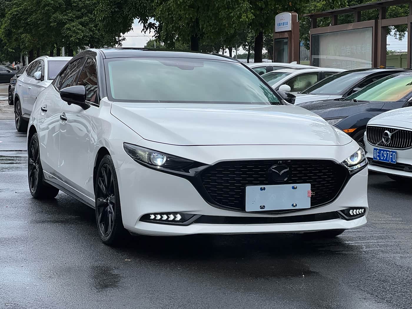 Mazda Mazda3 Axela 2.0 л 2023 г. Белый, пробег 36000 км