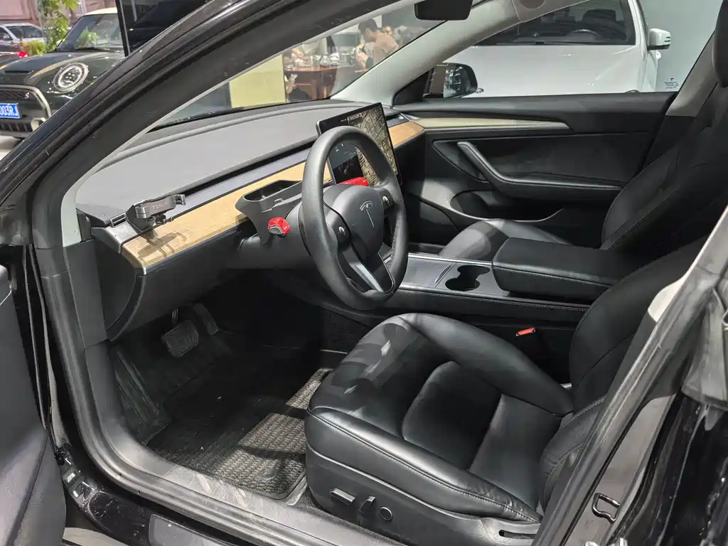 Tesla Model 3 — миниатюра 4