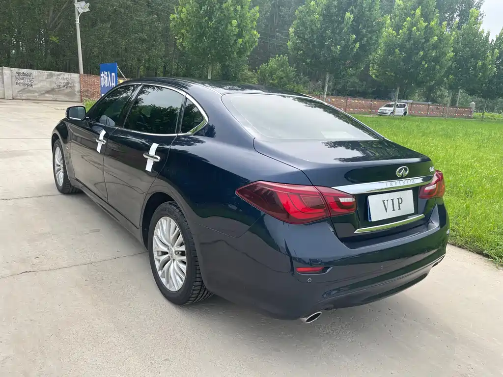 INFINITI  Q70