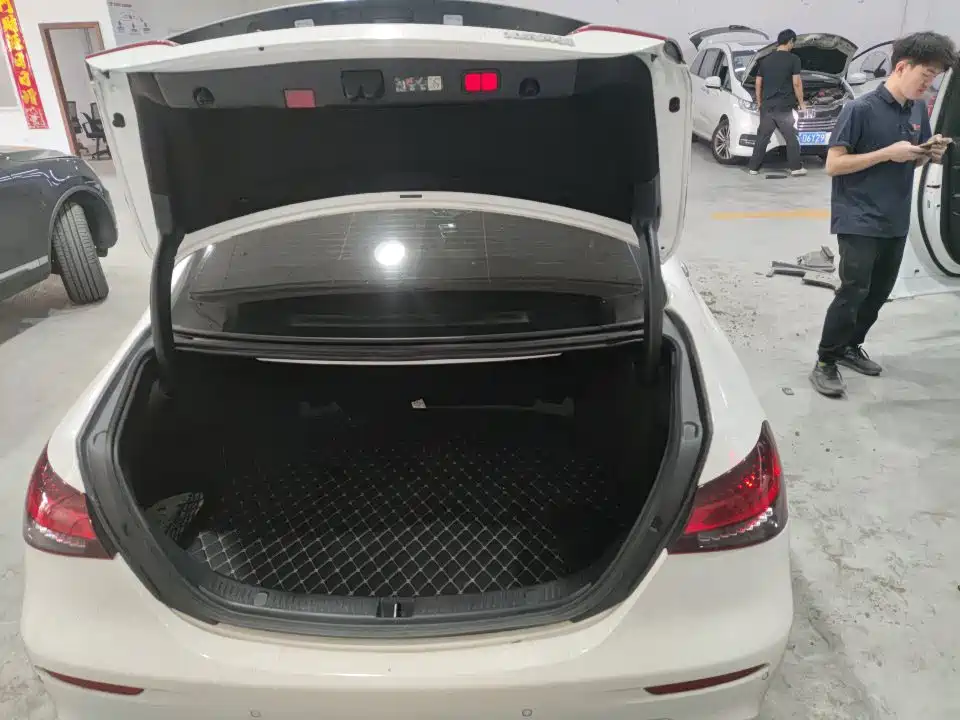 Mercedes-Benz E-Class — миниатюра 8