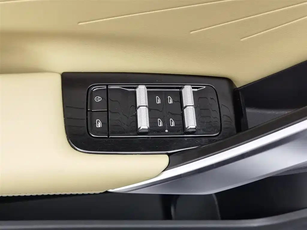 Geely Boyue L L 2023 1.5TD DCT Luxury