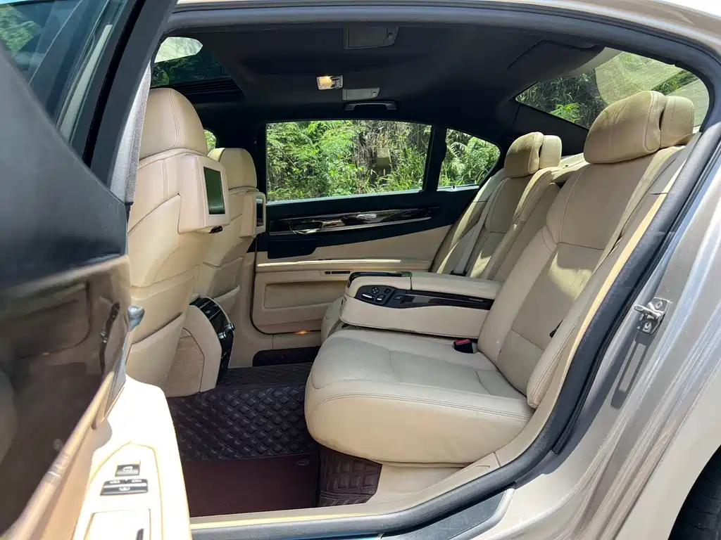 BMW 7 Series — миниатюра 10