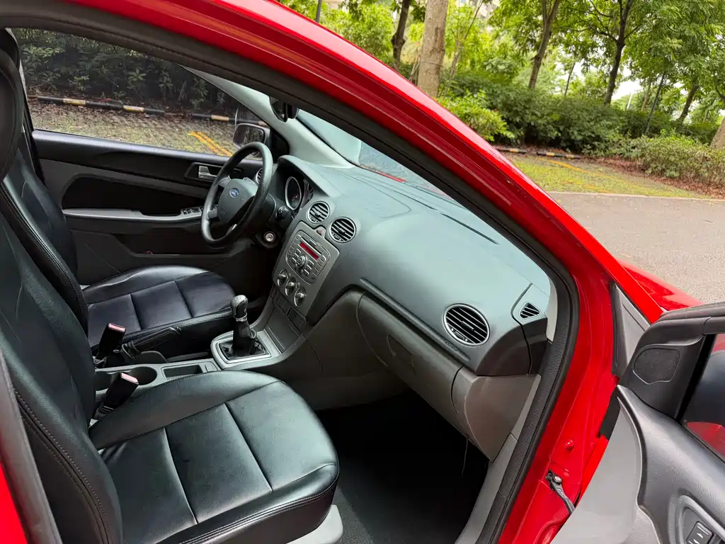 Ford Focus 2013 1.8L MT