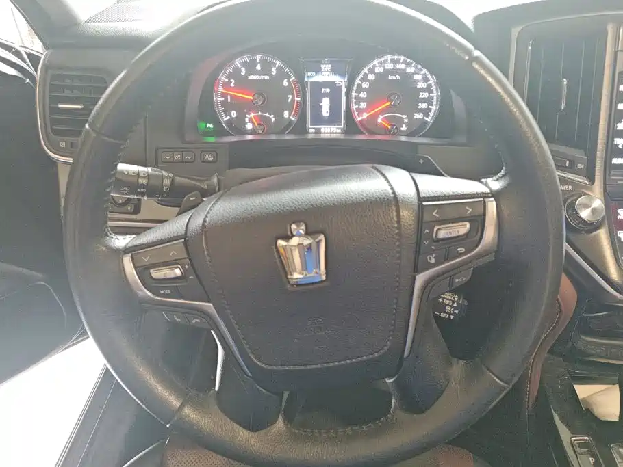 Toyota Crown — миниатюра 15