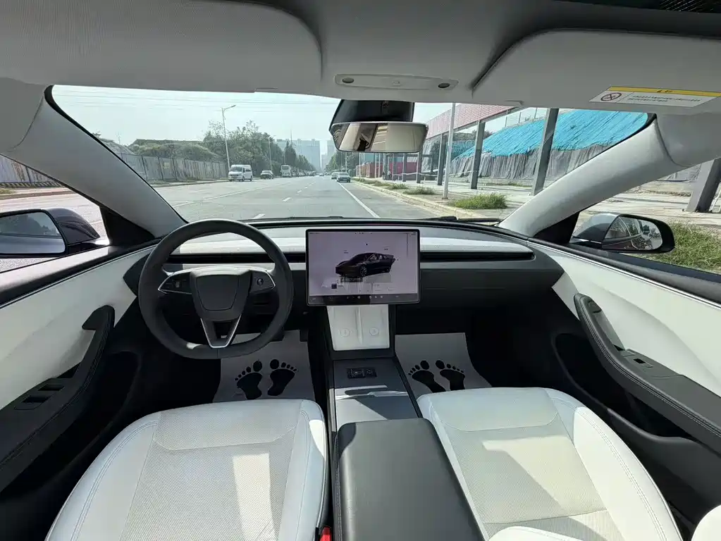 Tesla Model 3 — миниатюра 5
