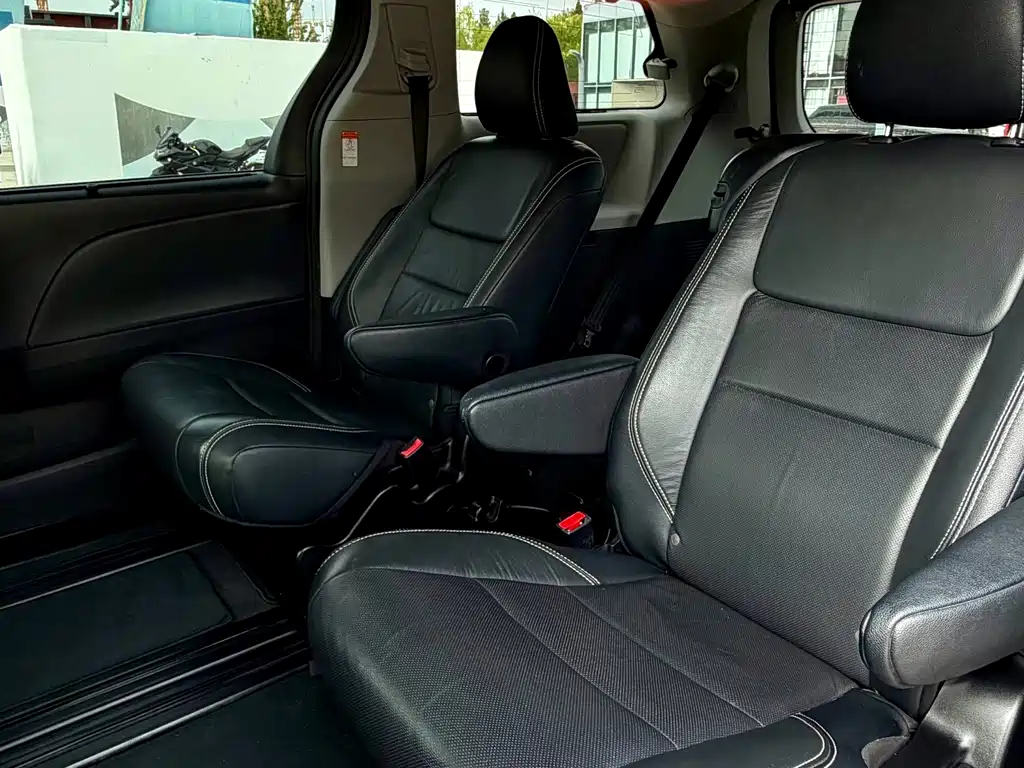 Toyota Sienna — миниатюра 9