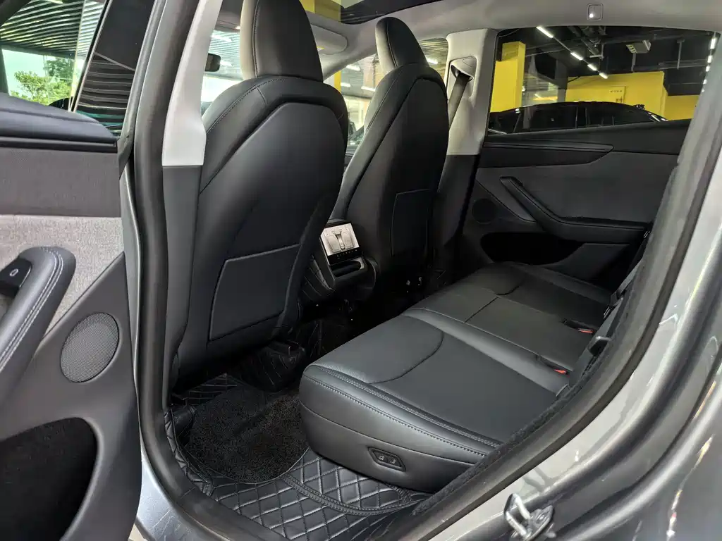 Tesla Model Y — миниатюра 5