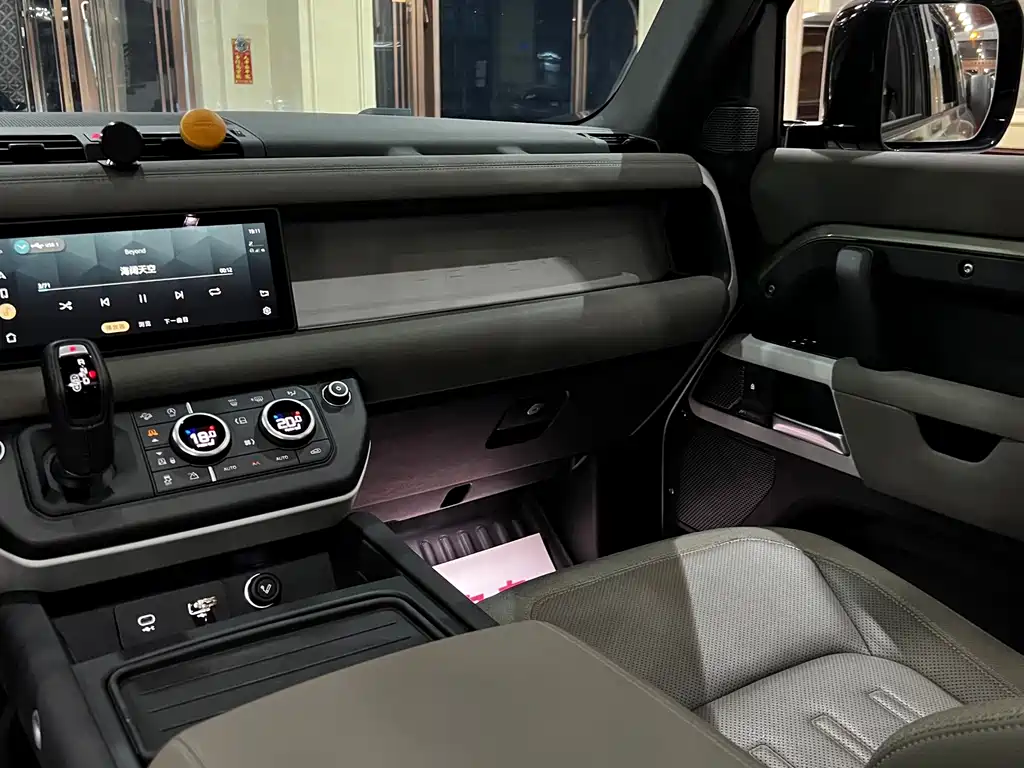 Land Rover Defender — миниатюра 21