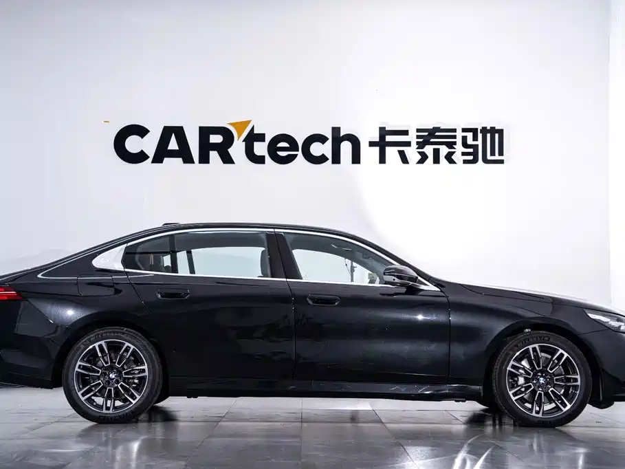 BMW 5 Series — миниатюра 5