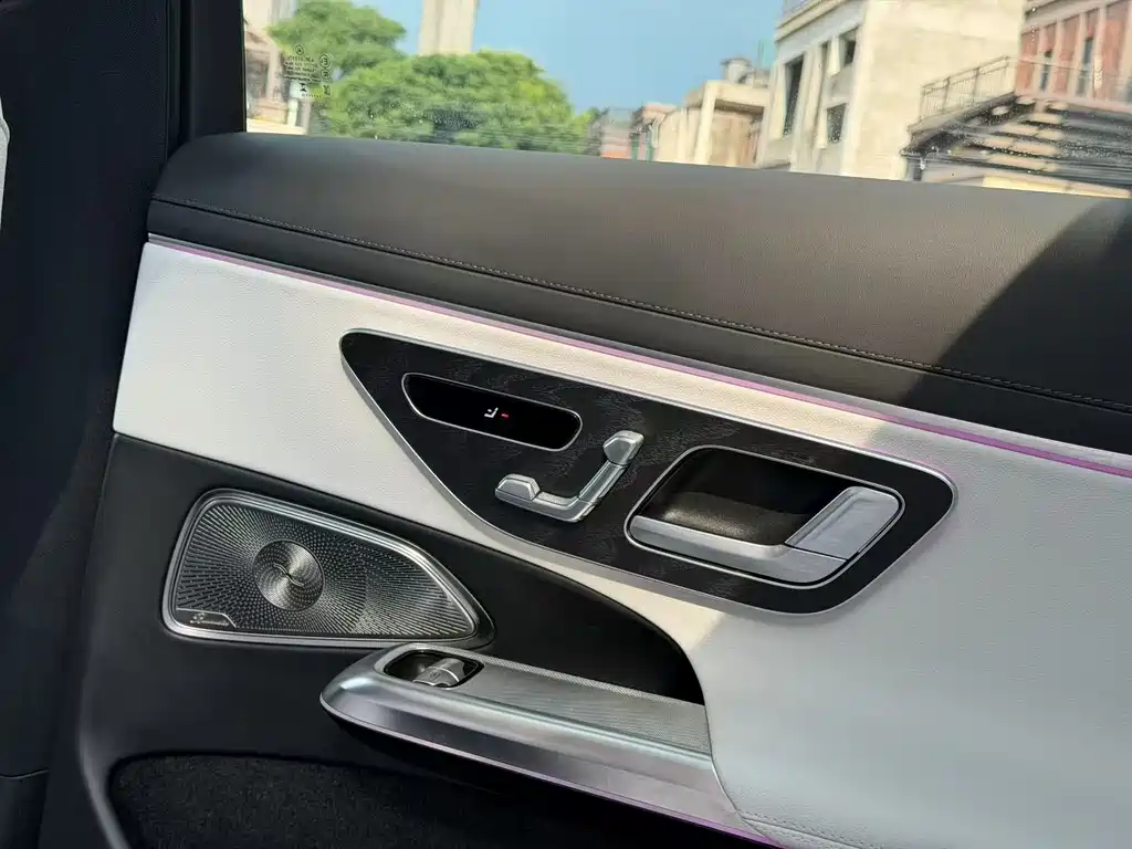 Mercedes-Benz E-Class — миниатюра 7